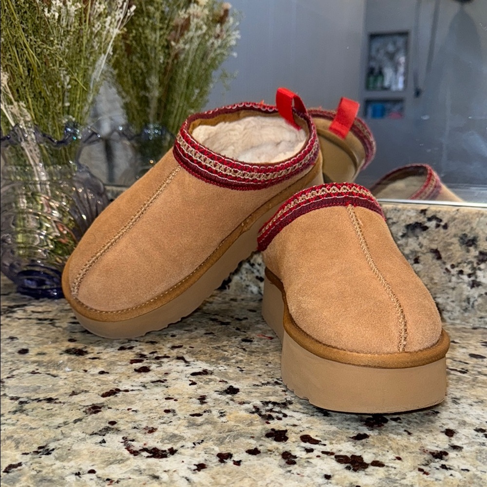UGG TAZZ Suede Slip-On Shoes with Red Trim SIZE 6❤️🤎❤️